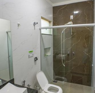 Nossa Senhora Aparecida Hotel | Idyllic Chalés Ipê do Lago: Pet-Friendly with Breakfast
