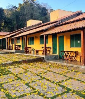 Nossa Senhora Aparecida Hotel | Idyllic Chalés Ipê do Lago: Pet-Friendly with Breakfast