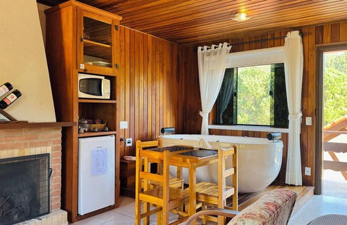 Monte Verde Hotel | Pet-Friendly Chalés Leopoldo with Hot Tub & Breakfast
