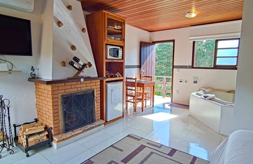 Monte Verde Hotel | Pet-Friendly Chalés Leopoldo with Hot Tub & Breakfast