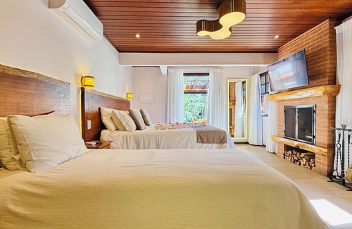 Monte Verde Hotel | Pet-Friendly Chalés Leopoldo with Hot Tub & Breakfast