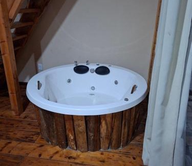 Maringa Cabin | Top-Rated Chalés Silvia Gato with Hot Tub & Pet-Friendly Stay