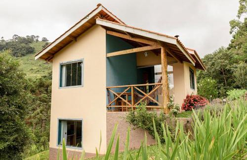 Paraisopolis Cabin | Inviting Chalés Vale da Lua: Pet-Friendly & Family Welcoming