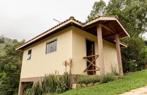 Paraisopolis Cabin | Inviting Chalés Vale da Lua: Pet-Friendly & Family Welcoming