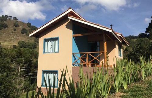Paraisopolis Cabin | Inviting Chalés Vale da Lua: Pet-Friendly & Family Welcoming