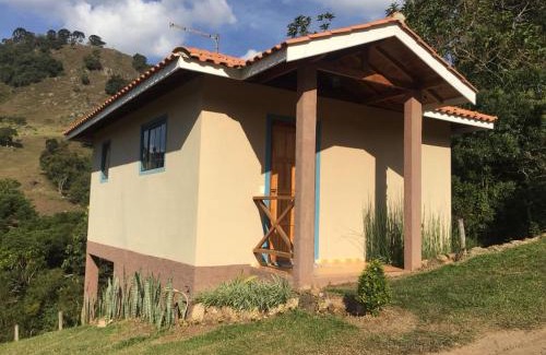 Paraisopolis Cabin | Inviting Chalés Vale da Lua: Pet-Friendly & Family Welcoming