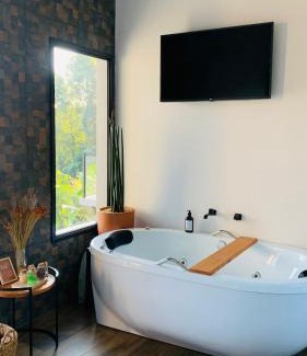 Bueno Brandao Ski Chalet | Explore Chalés Vale da Mantiqueira: Pet-Friendly Retreat