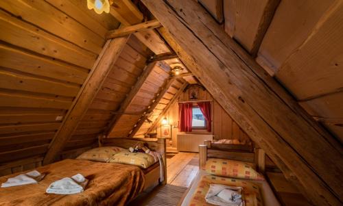 Zdiar Apartment | Relax at Chalúpka: Family-Friendly with Hot Tub Amenities