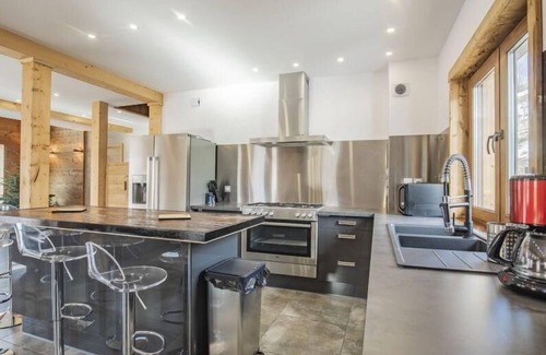 Praranger Ski Chalet | Cozy Ski Retreat with Spa, WiFi & Stunning Mountain Views