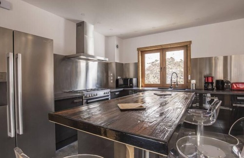 Praranger Ski Chalet | Cozy Ski Retreat with Spa, WiFi & Stunning Mountain Views