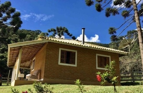 Goncalves House | Cozy Chale Aconchego: Pet-Friendly with Spa Access