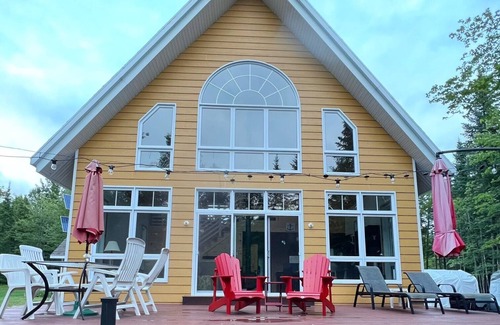 Saint-Leonard-de-Portneuf Ski Chalet | Ideal Chalet Golden in Vallée Bras du Nord, Pet-Friendly Stay