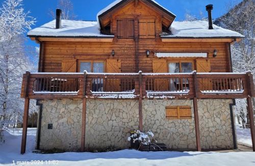 L'Hospitalet-pres-l'Andorre Ski Chalet | Cozy Chalet in the Heart of Ariège Pyrenees - Pet Friendly