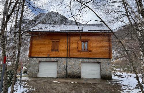 L'Hospitalet-pres-l'Andorre Ski Chalet | Cozy Chalet in the Heart of Ariège Pyrenees - Pet Friendly