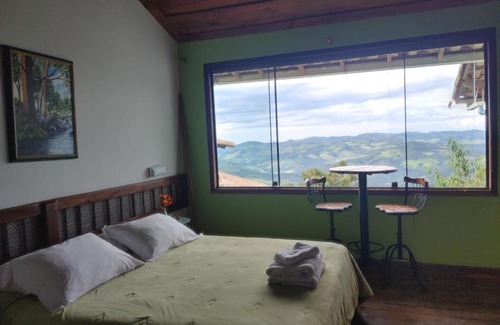 Lavras Novas Cabin | Exceptional Chales Quinteto de Cores with Breakfast & Family-Friendly