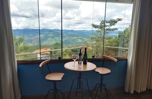 Lavras Novas Cabin | Exceptional Chales Quinteto de Cores with Breakfast & Family-Friendly