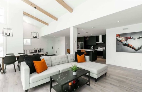 Mansonville Ski Chalet | Elegant Chalet à Léo with Hot Tub & Jay Peak Views