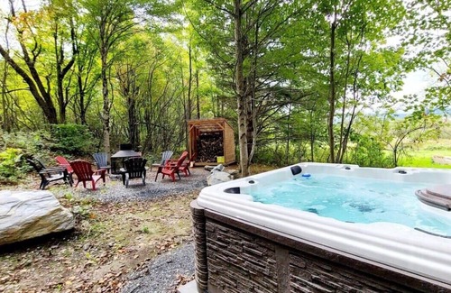Mansonville Ski Chalet | Elegant Chalet à Léo with Hot Tub & Jay Peak Views