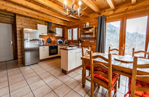Mont-Dore Ski Chalet | Pet-Friendly Chalet Ô Mont-Dore with Lake Views & Kitchen