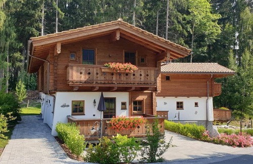 Rain Apartment | Chalet 1: Embrace Autumn with Family-Friendly Comfort