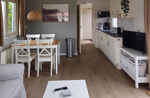 Sint-Annaland Resort | Cozy Chalet 110: Two-Bedroom Resort with Spa & Kitchen