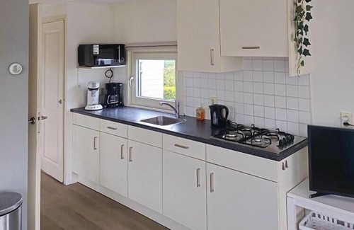 Sint-Annaland Resort | Cozy Chalet 110: Two-Bedroom Resort with Spa & Kitchen