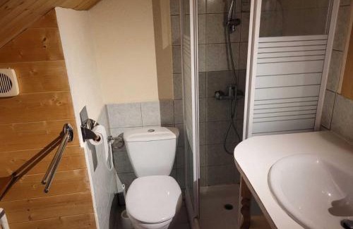 Saint-Francois-Longchamp Hotel | Pet-Friendly Chalet 1200: Family and Dining Amenities Await