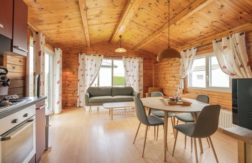 Sint-Annaland Resort | Chalet 130: Cozy Two Bedroom Resort with Spa & Kitchen