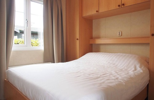 Sint-Annaland Resort | Cozy Chalet 150: Two Bedroom Retreat with Spa & Kitchen