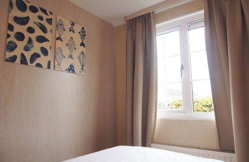 Sint-Annaland Resort | Cozy Chalet 150: Two Bedroom Retreat with Spa & Kitchen