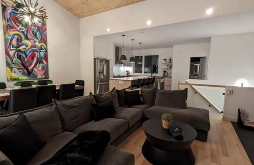 Beaupre House | Experience Chalet 2023: Ski-In, Hot Tub & Spa Retreat
