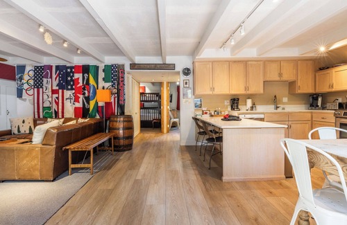 Mammoth Lakes Ski Chalet | Mountain Retreat: Chalet #21 with Ski-in/Ski-out Access
