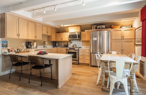 Mammoth Lakes Ski Chalet | Mountain Retreat: Chalet #21 with Ski-in/Ski-out Access