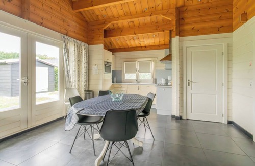Sint-Annaland Resort | Cozy Chalet 214: Family-Friendly Retreat with Ocean Views