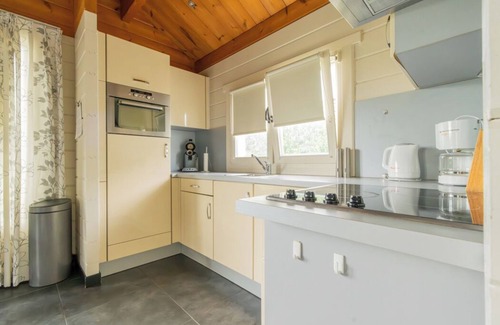 Sint-Annaland Resort | Cozy Chalet 214: Family-Friendly Retreat with Ocean Views