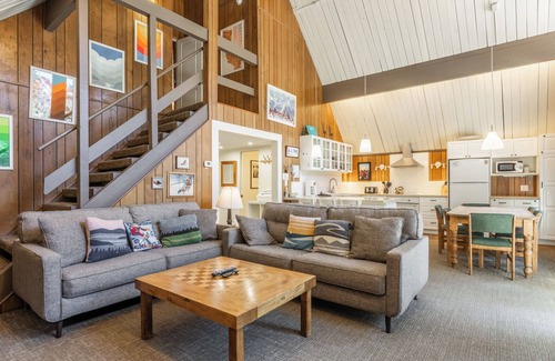 Mammoth Lakes Ski Chalet | Chalet #22: Slope Side Ski-in, Spa & Family-Friendly Fun