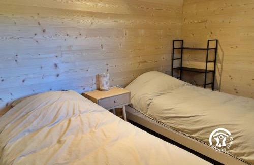 Saint-Berthevin House | Chalet 26 Le Berthevin, Camping de Coupeau, 4 personnes