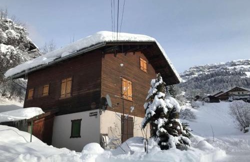 Beaufort Ski Chalet | Cozy Chalet in Arêches with Fireplace & Free WiFi