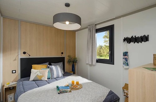 Navarrenx Ski Chalet | Pet-Friendly Chalet with Pool & Spa for Family Getaways