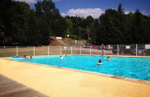 Correze Ski Chalet | Family-Friendly Mobilhome with Pool and Pet Welcome