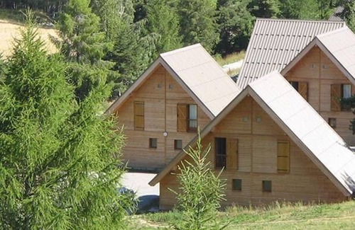 La Joue du Loup Ski Chalet | Inviting Chalet with Pool and Mountain Views, Near Resort