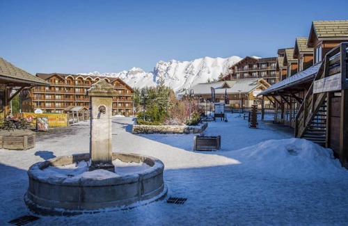 La Joue du Loup Ski Chalet | Inviting Chalet with Pool and Mountain Views, Near Resort