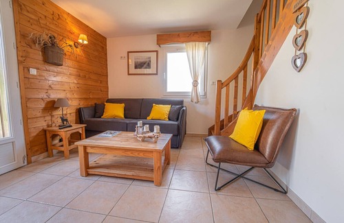 Aumont-Aubrac House | Family-Friendly Chalet in Aumont-Aubrac with Spa Access