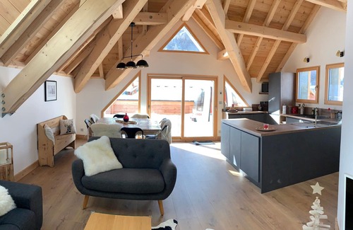 Valloire Ski Chalet | Cozy Chalet Valloire: 4 Bedrooms with Lake View & Spa