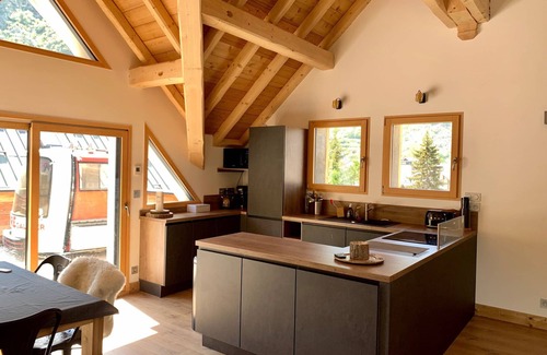 Valloire Ski Chalet | Cozy Chalet Valloire: 4 Bedrooms with Lake View & Spa