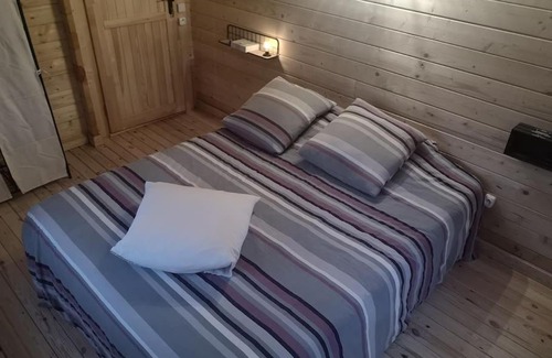 Cast Ski Chalet | Family-Friendly Chalet 15 Minutes from Douarnenez Beaches