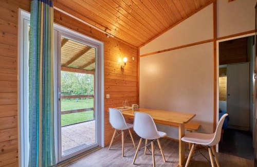 Mens Ski Chalet | Cozy Chalet for 5 with Pool & Child-Friendly Amenities
