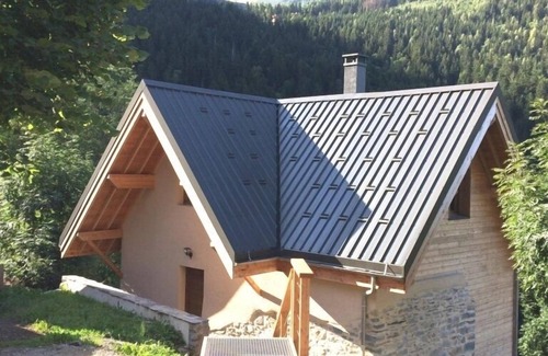 Oz-en-Oisans Ski Chalet | Ideal Alpine Retreat for Skiing and Hiking Near Alpe d'Huez