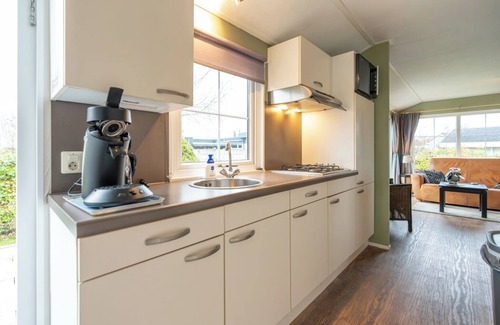 Sint-Annaland Resort | Cozy Chalet 6: Two Bedroom Retreat with Kitchen & Spa