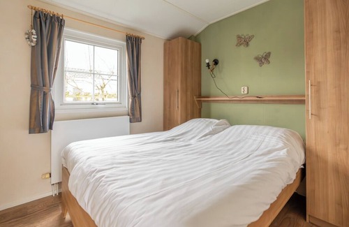 Sint-Annaland Resort | Cozy Chalet 6: Two Bedroom Retreat with Kitchen & Spa